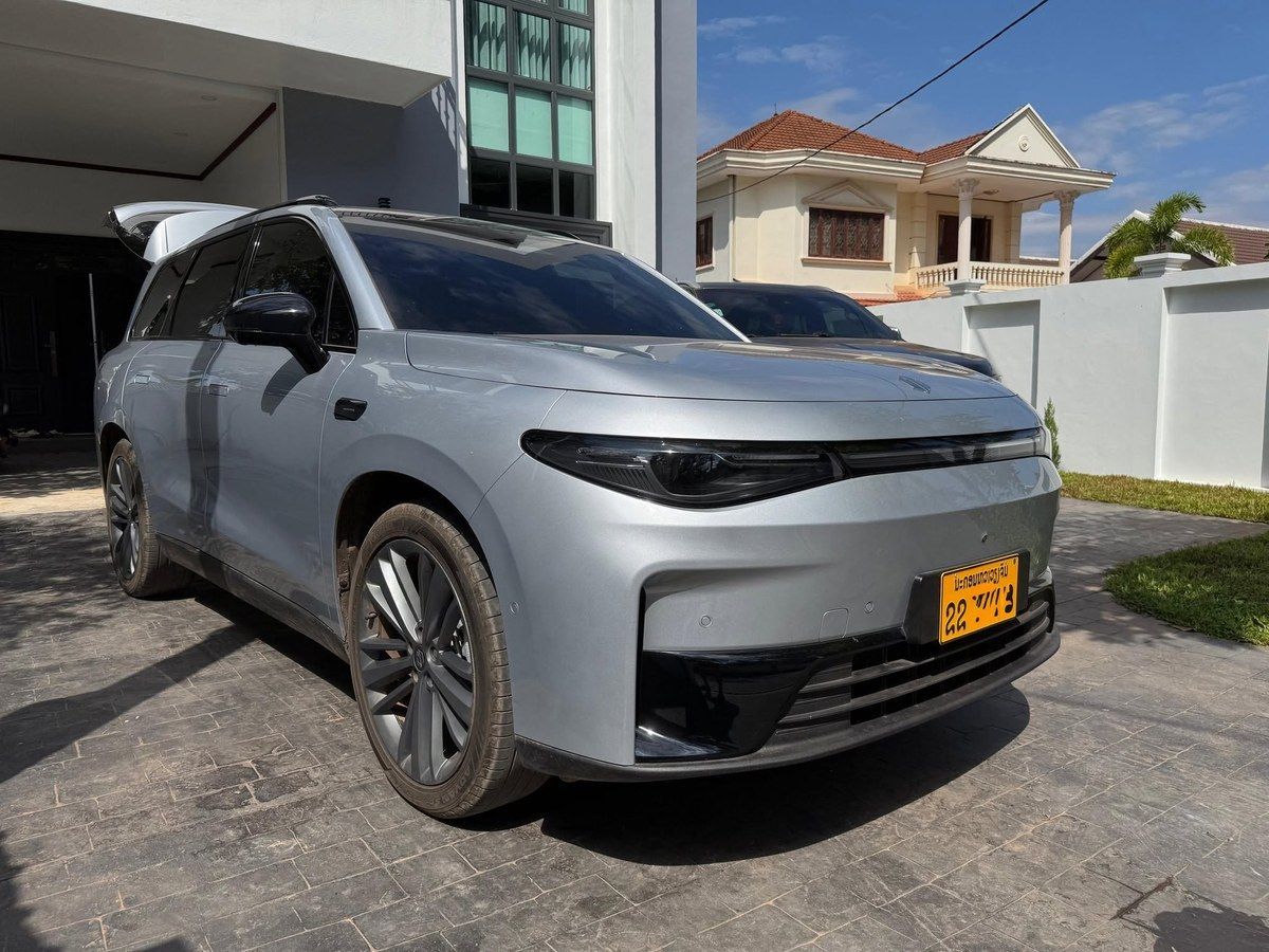 Silver Leapmotor C16 electric 6-seater, front three-quarter view