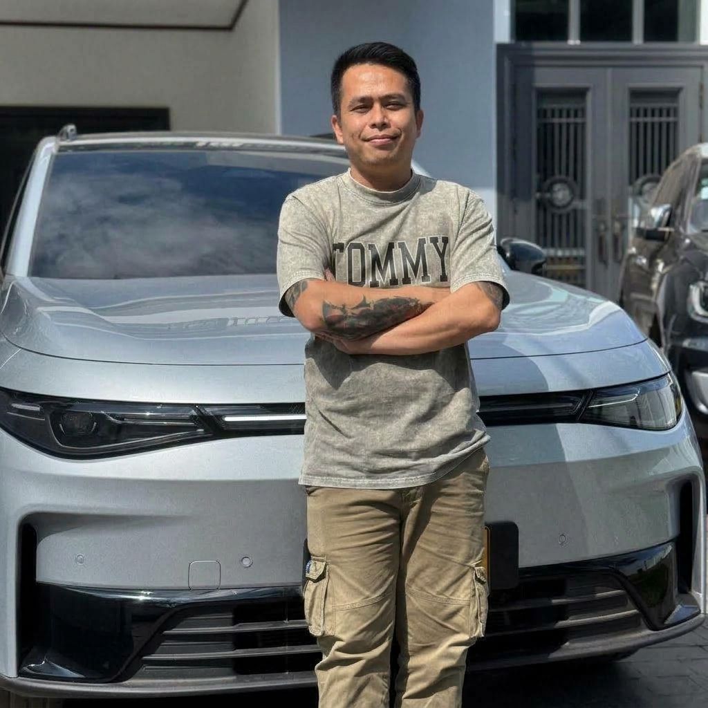 Lang Phongsavanh standing in front of the Leapmotor C16