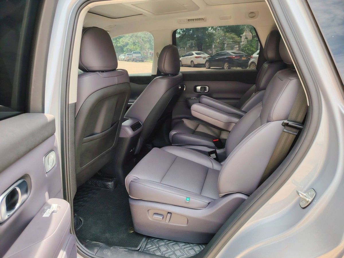 Second-row captain chairs and third row in the Leapmotor C16