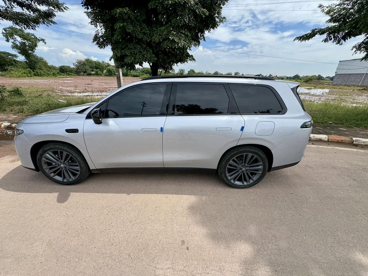 Side view of the silver Leapmotor C16 electric minivan